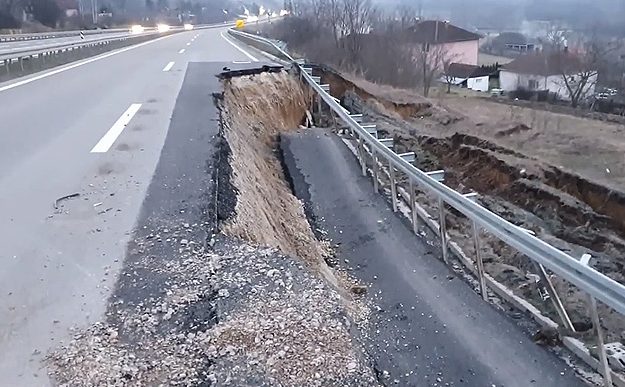 Odron na tek izgrađenom autoputu